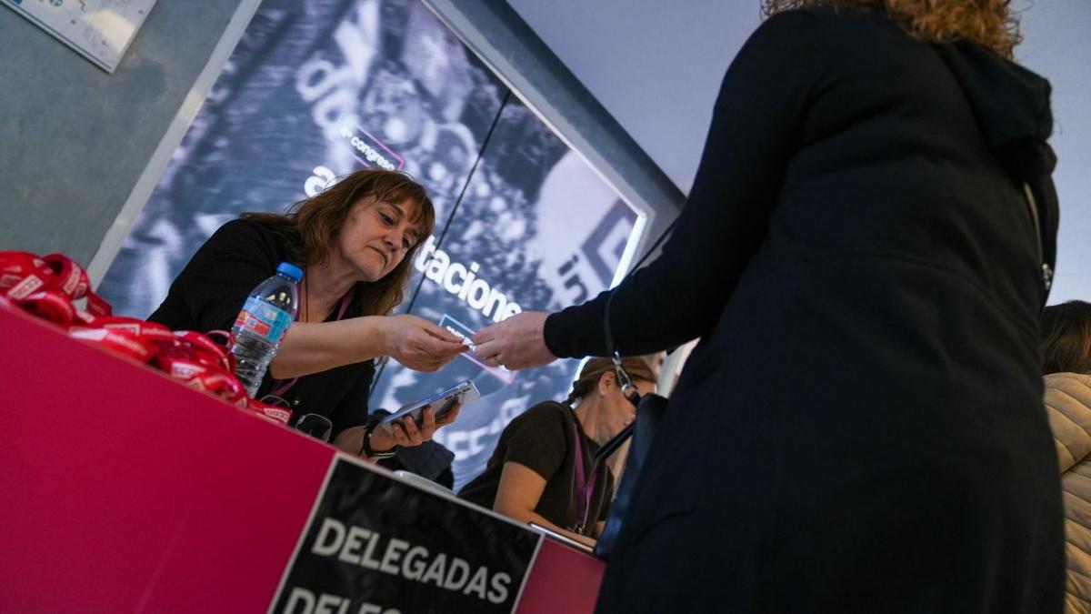 Acreditacin de quienes asisten al 4 Congreso